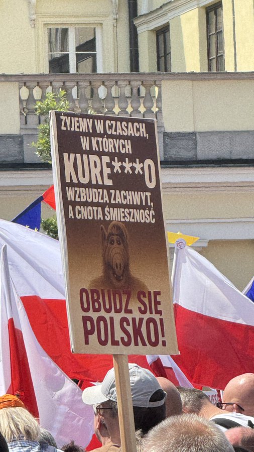 Ociężały umysłowo tłuk pancerny, nałogowy kłamca, kumpel gangusów, kibol, ćpun, lichwiarz, oszust mieszkaniowy i sutener. No powiem Wam, że jak Kaczyński podejmie decyzję w sprawie kandydata na prezydenta, to klękajcie narody🤬