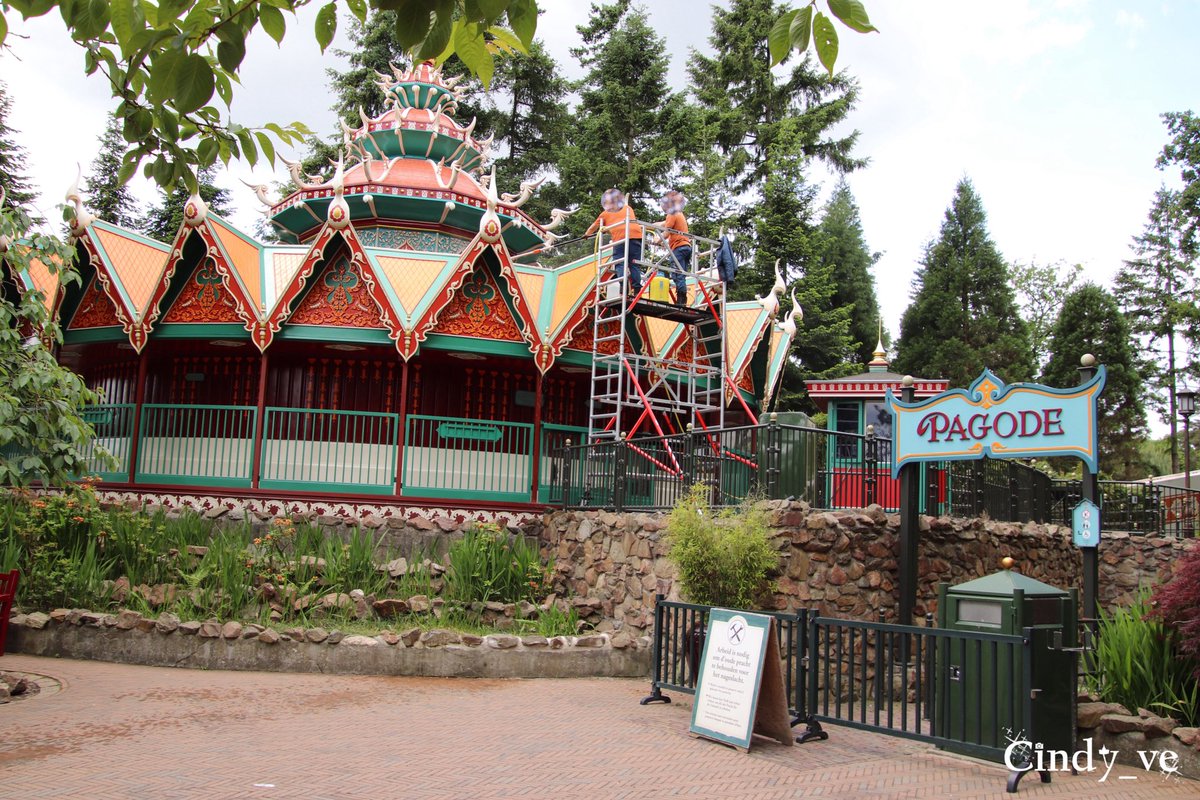 cindy_ve's tweet image. #Pagode word goed schoongemaakt #Efteling
