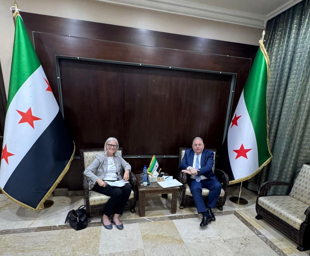WFP_Syria's tweet image. التقت المديرة التنفيذية لبرنامج الأغذية العالمي السيدة ماريان وارد بوزير المالية السيد ياسر برنية للحوار حول مسار تعافي سوريا.
رؤية السيد الوزير المتجذرة في الصمود والكرامة والقيادة الوطنية، تُقدم أملاً حقيقياً للمستقبل في #سوريا.
لقراءة المزيد 👈 sana.sy/?p=2223711