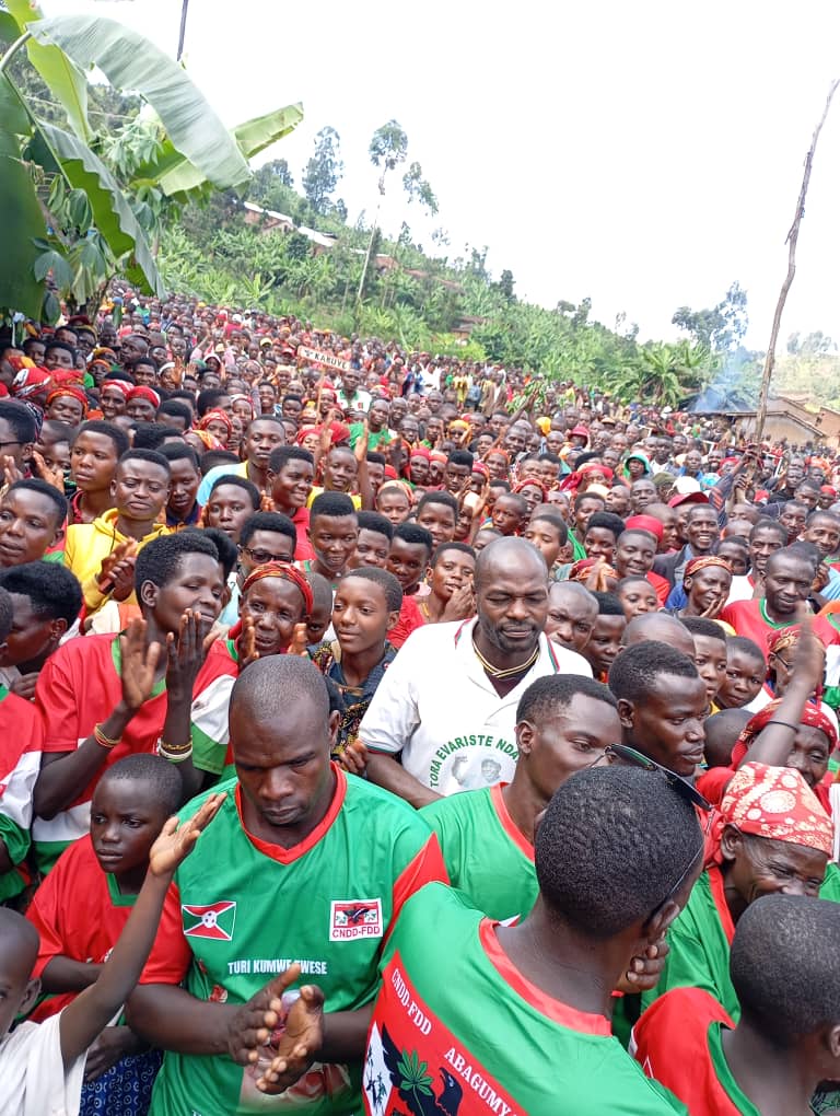 CnddFddButanyer's tweet photo. #Matongo 26/05/2025
Ibikorwa vyo kwiyamamaza vyabandanirije  muma zone ya #Kabuye na #Ruganza,Aho hose umunyamabanga wa @CnddFdd muri Komine akaba ariko asigura imigambi yashizwe imbere n'umugambwe yongera yakira bashasha.Akaba amaze kugendera imitumba 64/89 igiziyo Komine. https://t.co/hBa7g0AOVB