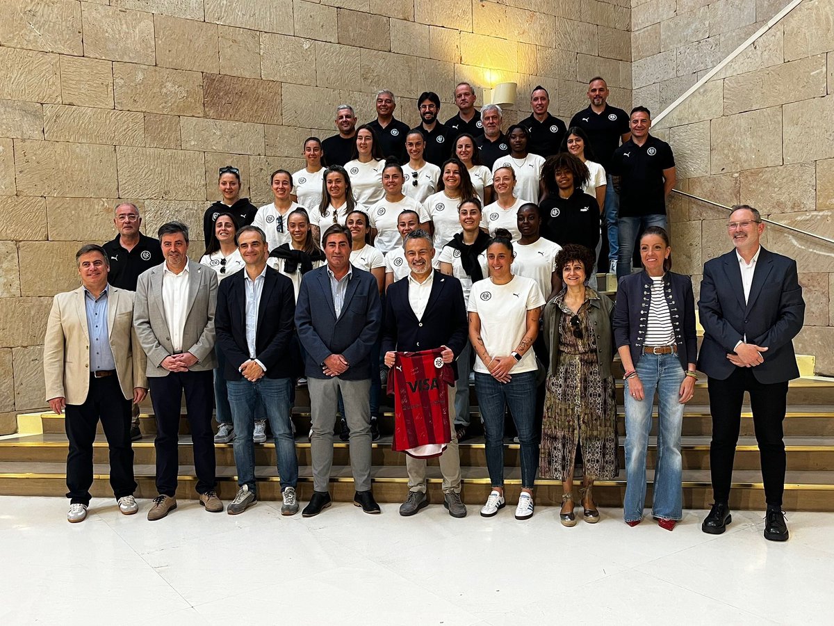 📸 Recepción en el @aytologrono al equipo tras el ascenso a <a href="/LigaF_oficial/">Liga F</a> 
#GoDUX #seguimoscreciendo