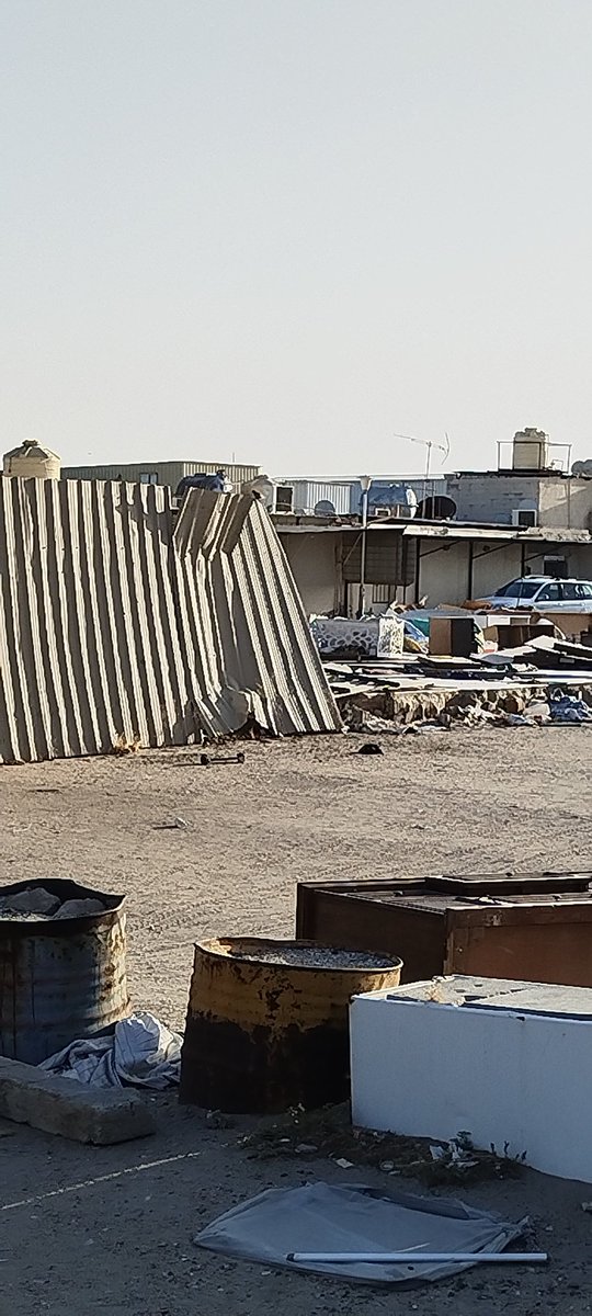 تم الاتصال بي من عوائل شرفاء 
يتكلمون وهم في غاية التأثر
من الخذلان الذي يحسون فيه
وضياع عمرهم في خدمة هذا الوطن
فهل يكون جزاءهم التهديد بالطرد من بيوتهم في الصليبية وتيماء
هم وعوائلهم وأطفالهم في هذا الحر الشديد
يناشدون لعل صوتهم يصل الى صاحب ضمير من المسؤولين
#الكويتيين_البدون