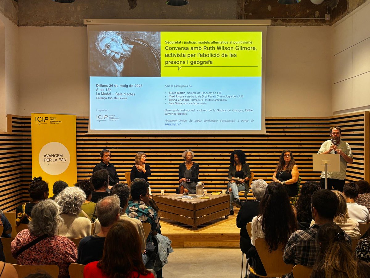 📍Comencem la conversa amb l'activista Ruth Wilson Gilmore, referent de l'abolicionisme de les presons, a #LaModel de #bcn 

Un espai per reflexionar sobre models de #seguretat alternatius al punitivisme.

Benvingudes!