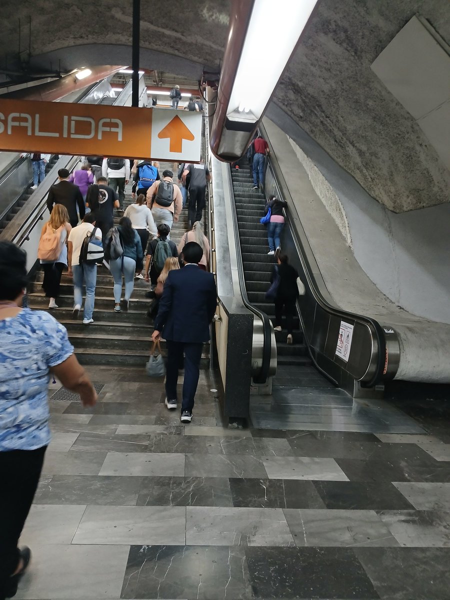 SraGrey2's tweet photo. @MetroCDMX @multimediostv @ForoTV_Noticias otra semana más estación san joaquin L7 dirección el rosario sin escaleras eléctricas. Decían que no iba a pasar nada con el aumento de 3 a 5 pesos @AdrianRubalcava https://t.co/JFIwvQgntr