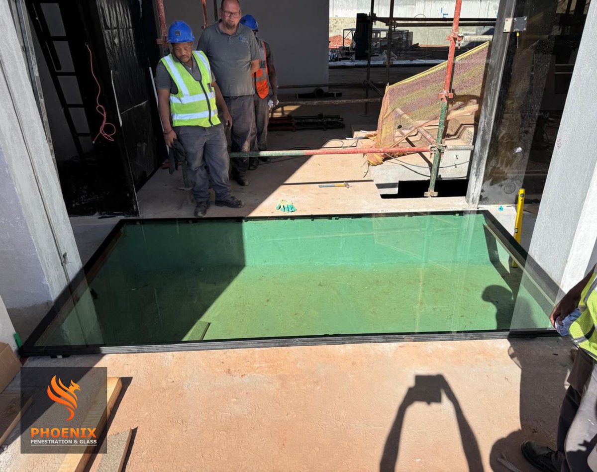 PhoenixGlassSA's tweet photo. Client: Vitro Frameless
 Glass: 50.28mm Phoenix ClearWalk™
Another standout from the same house that featured our 6m PoolView panel 👊🏼 With a black painted border laminated inside the glass to hide the glazing details and silicone 🔥 As usual, stunning job by Vitro #phoenix https://t.co/YOGKeIXopn