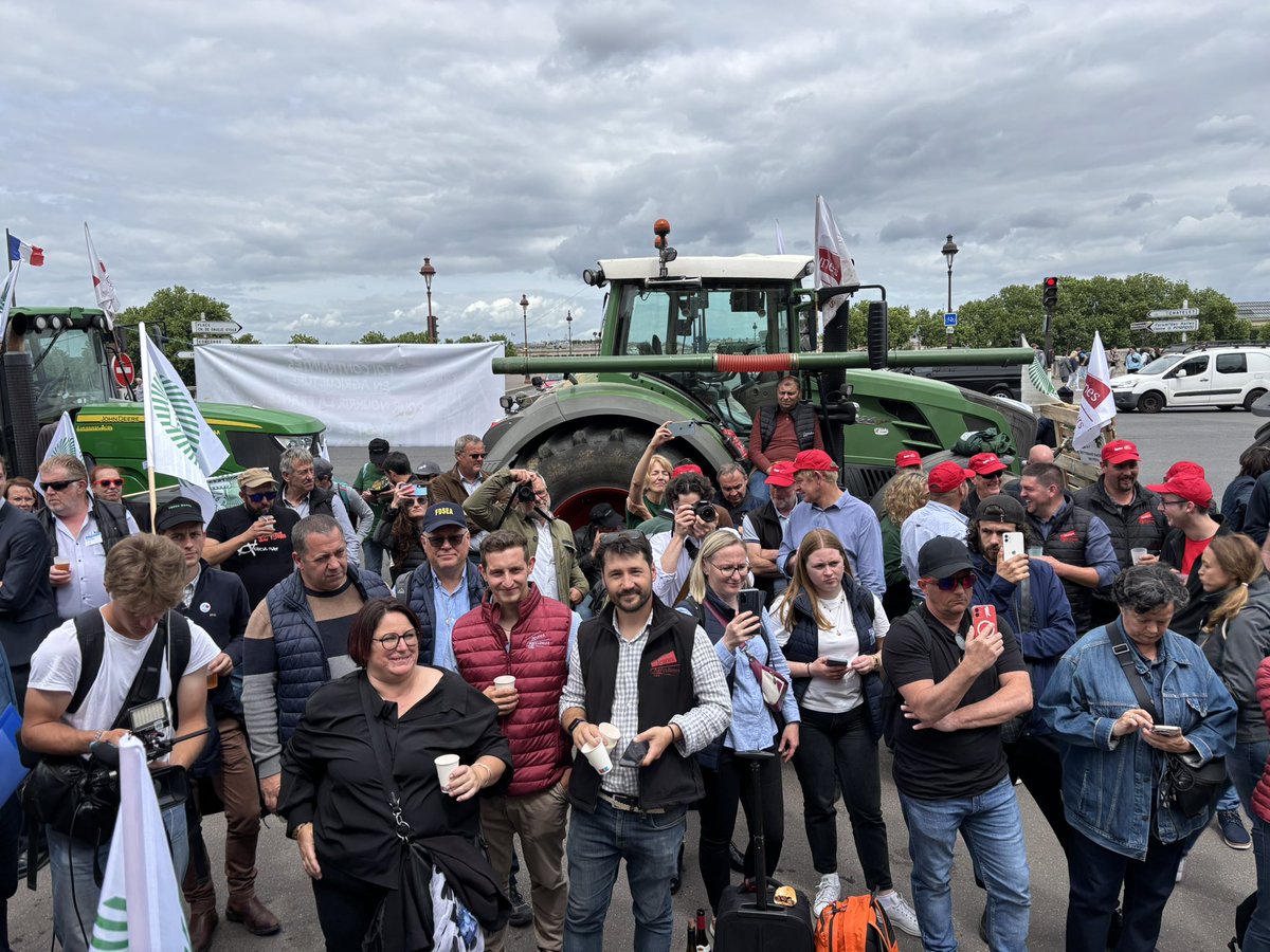 JeromeDespey's tweet photo. Plus que jamais mobilisé devant @AssembleeNat avec les @JeuneAgri @FNSEA oui nous voulons une loi pour enlever les entraves, préserver nos moyens de productions, défendre l ensemble de nos filières du végétal à l animal en passant par les productions spécialisées, il y a de nombreuses attentes sur l assurance prairie, sur la protection de nos cultures, sur les installations d élevages, oui il nous faut de l eau pour produire et nourrir les populations, merci aux députés d être venus à notre rencontre avec de nombreux représentants des groupes politiques et notre @AnnieGenevard notre Ministre…. Nous continuerons à nous mobiliser pour obtenir cette loi.