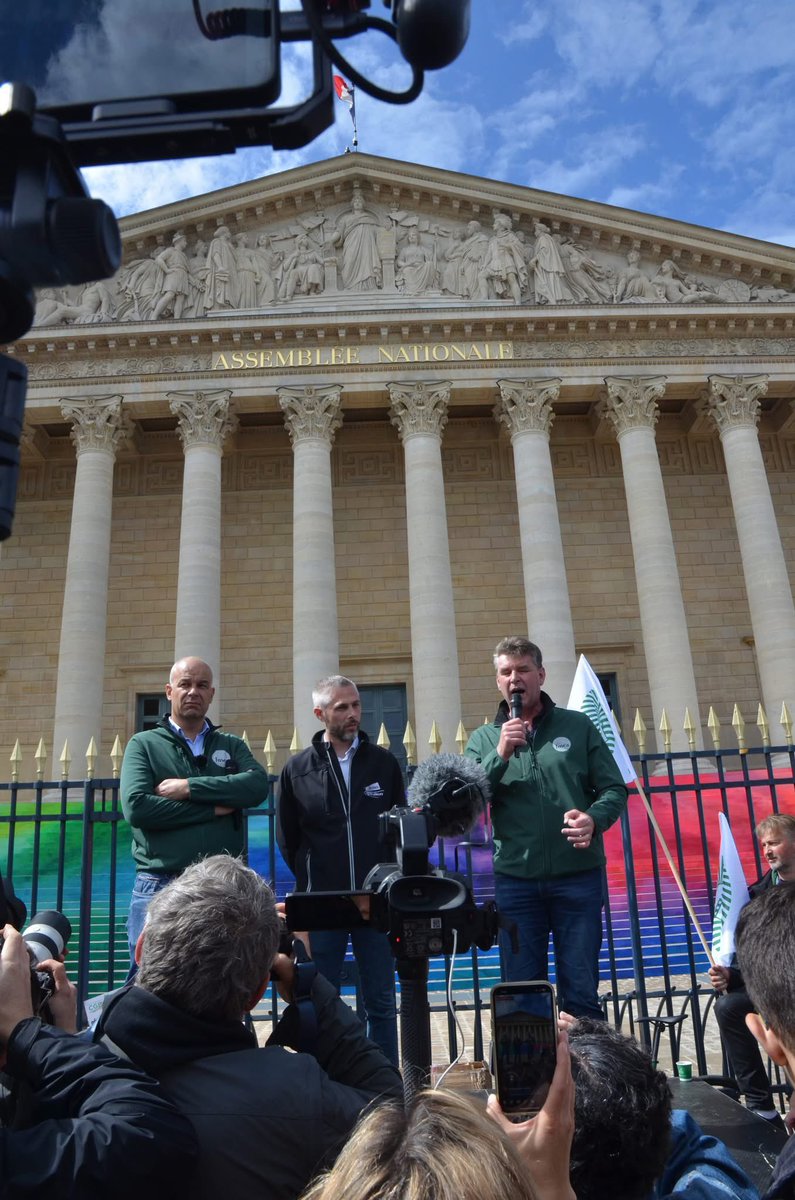 JeromeDespey's tweet photo. Plus que jamais mobilisé devant @AssembleeNat avec les @JeuneAgri @FNSEA oui nous voulons une loi pour enlever les entraves, préserver nos moyens de productions, défendre l ensemble de nos filières du végétal à l animal en passant par les productions spécialisées, il y a de nombreuses attentes sur l assurance prairie, sur la protection de nos cultures, sur les installations d élevages, oui il nous faut de l eau pour produire et nourrir les populations, merci aux députés d être venus à notre rencontre avec de nombreux représentants des groupes politiques et notre @AnnieGenevard notre Ministre…. Nous continuerons à nous mobiliser pour obtenir cette loi.
