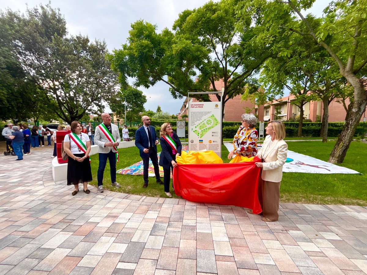 Presentato il Giardino della Pace, un’area verde riqualificata per sottolineare l’alto valore simbolico del tema della pace e dell’uguaglianza. In esposizione due dei lavori del progetto  Kid’s Guernica realizzato dall’IC Mazzi ed altre scuole della città sul tema della pace.
