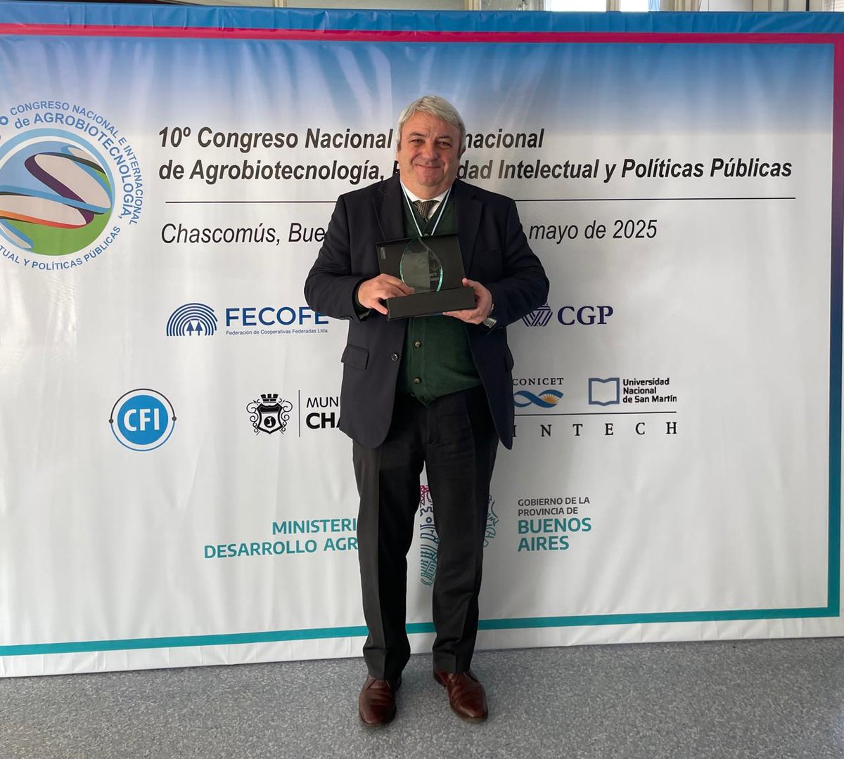 CEIDIEderecho's tweet photo. HOMENAJE AL DR. SALVADOR BERGEL Y DISTINCIÓN PARA EL CEIDIE en el 10° Congreso Nacional e Internacional de Agrobiotecnología, Propiedad Intelectual y Políticas Públicas que se realizó en la Ciudad de Chascomús los días 22 y 23 de mayo del corriente. Recibió el Dr. Vidaurreta https://t.co/SKrAX2mtXs
