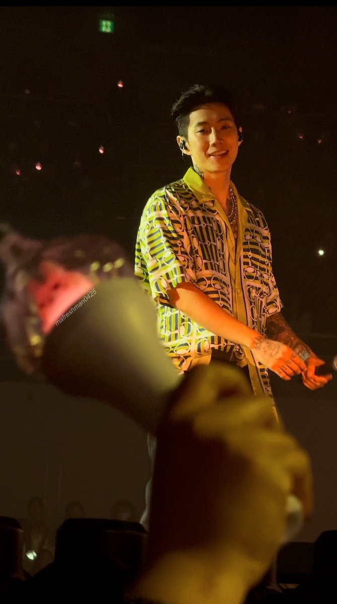 mafreshman's tweet photo. Jay and the waving light stick came into my view, and behind him there were countless glowing light sticks...😭😭😭 https://t.co/SCgMpEqlVc