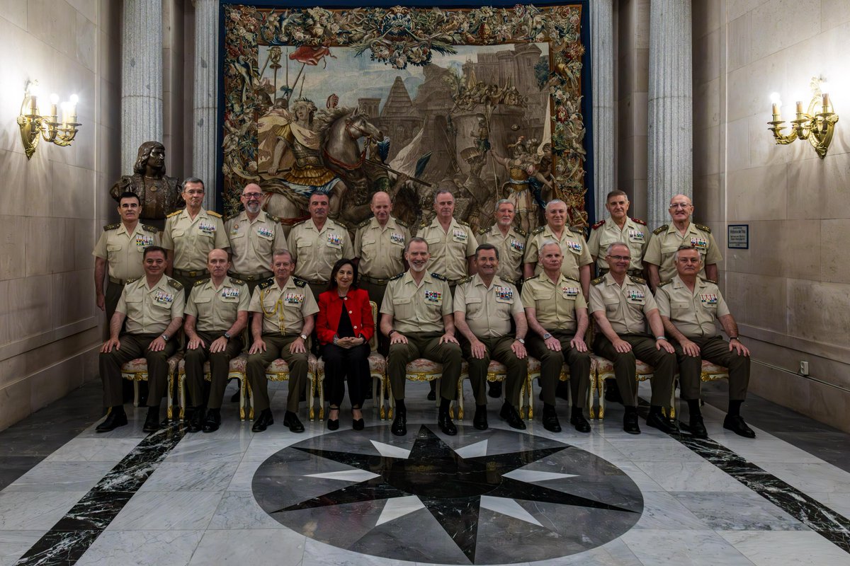Su Majestad el Rey Felipe VI ha presidido hoy la reunión del Consejo Superior del Ejército, en el Palacio de Buenavista, sede del Cuartel General del #EjércitodeTierra, en #Madrid.
✅La ministra de Defensa y el jefe de Estado Mayor del Ejército de Tierra han acompañado a Su