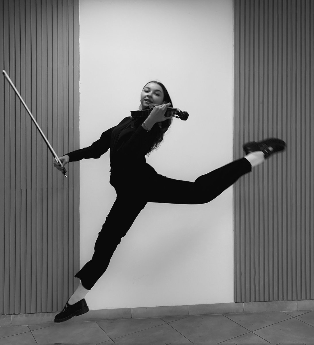 займатися однією справою в житті?
-😒
гранд жете з скрипкою в руках поки біжиш робити фотосесію?
–давайте два!