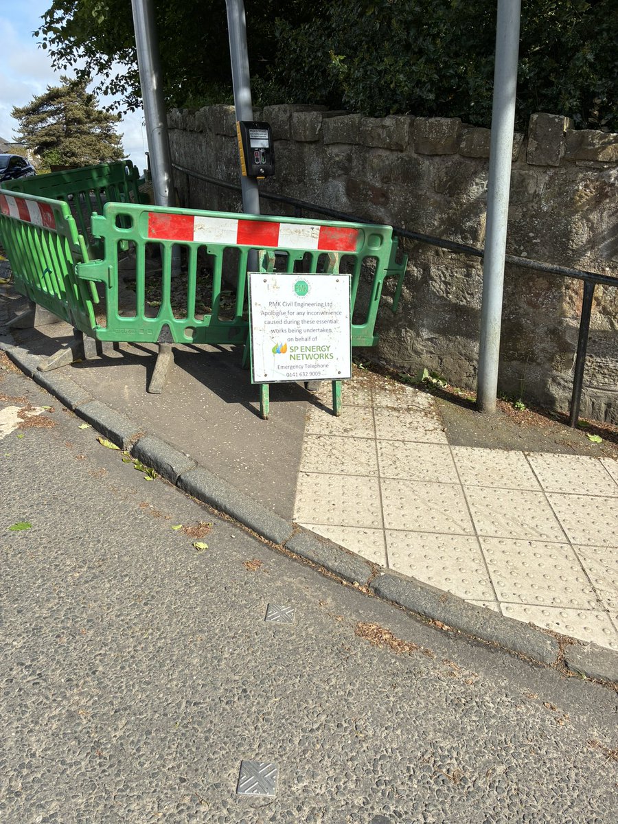 cuthbertneil's tweet photo. Several residents have raised concerns about roadworks at #Fairmilehead crossroads and resulting traffic congestion on Frogston Road. I have seen the extent of the issue firsthand and am pressing @Edinburgh_CC officers to consult with @ScottishPower energy networks and fix the issue quickly. #edintravel