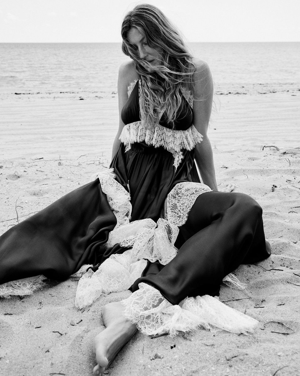 📸| Gisele Bündchen para a edição Junho de 2025 da Vogue França.