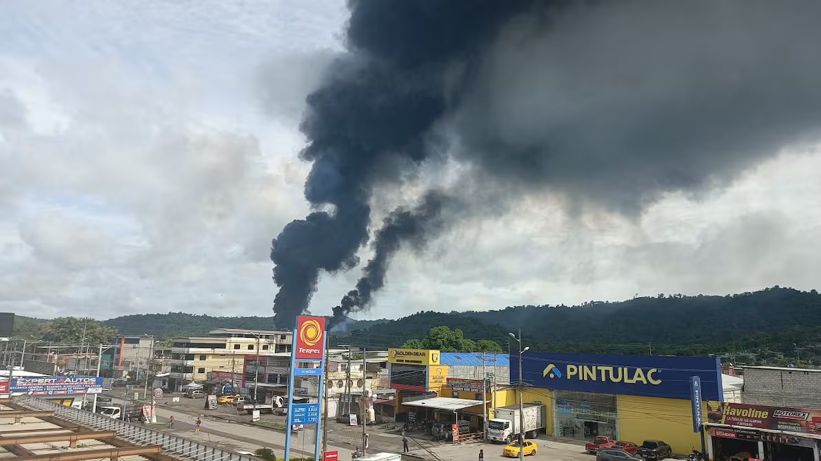 🔥 Hoy, incendio en la Refinería de Esmeraldas.
Y aún hay quienes defienden los monopolios estatales…

Petroecuador NO es la solución de la crisis petrolera. Es la CAUSA.

¿Hasta cuándo vamos a tolerarlo?