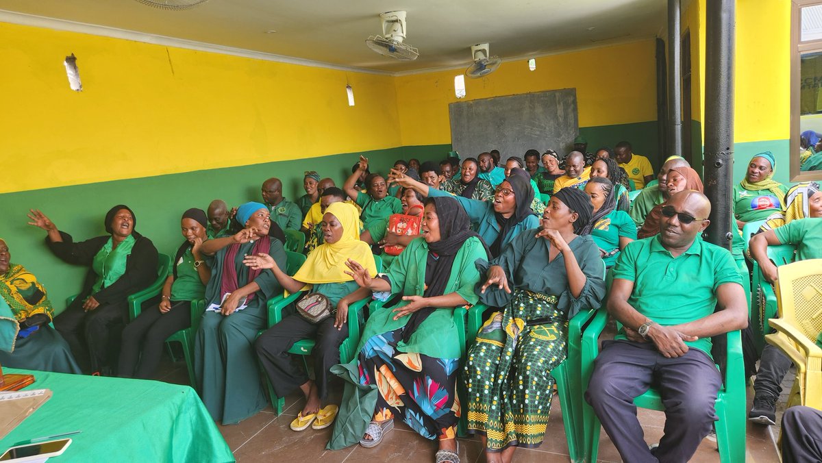 Mwenyekiti wa UVCCM Wilaya ya Ilala ndugu Juma Mizungu akizungumza na Viongozi wa Jumuiya za CCM Kata ya Vingunguti katika halfa ya kukabidhi bima za pikipiki za CCM, Bima hizo zimelipwa na Meya wa Jiji  Dsm Mhe Kumbilamoto akitekeleza maelekezo ya CCM Wilaya Ilala.