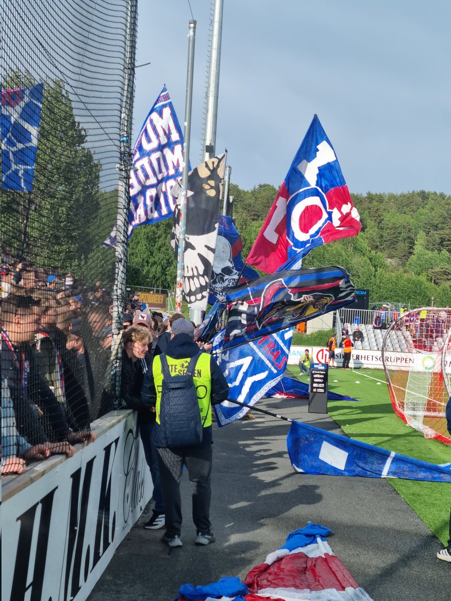 Allsang uten bibel, kirkekaffe med kongeblå på banen.
Blø for drakta Vål'enga
