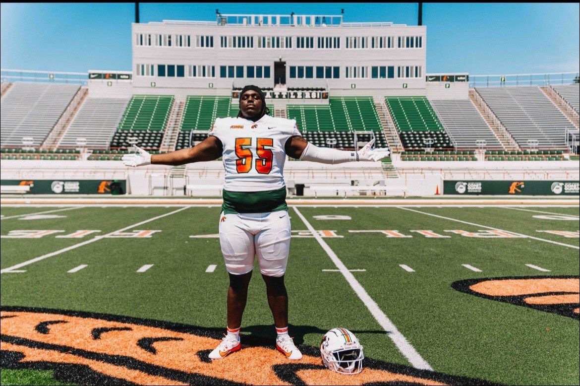 JThomas55_'s tweet image. Thank you Famu for the great visit this past weekend 💚🤍@GMC_Football @JUCOFFrenzy @coachjack_w @Cameron_57_ @CoachLReady