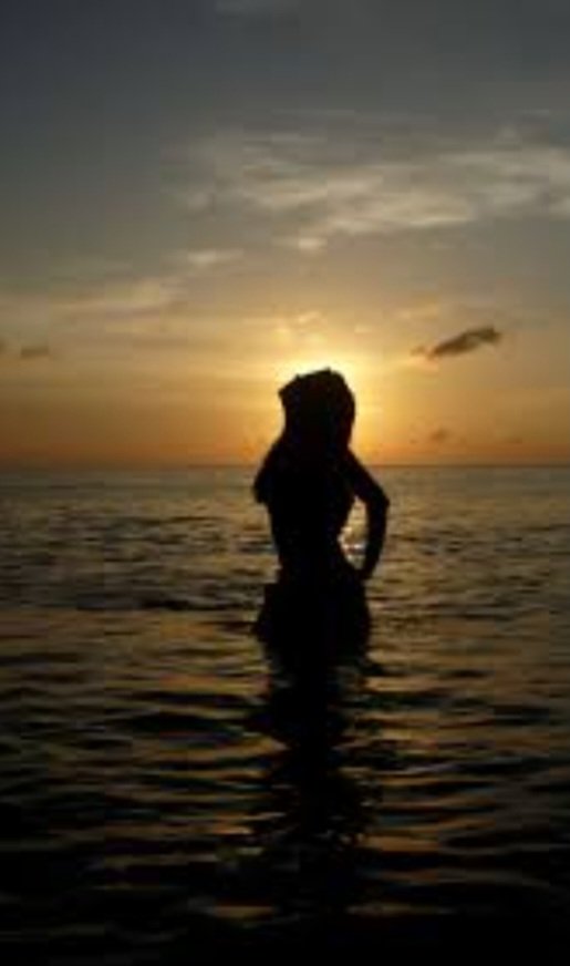 Te he visto en mi amanecer,
venías con tu esplendor
y vi al rostro del amor
fundirse en todo tu ser,
¡Qué sublimidad, mujer!
Hoy amaneciste en mí
y tanta emoción sentí
que mañana, sin demora
volveré a la nueva aurora,
¡Quiero amanecer en ti!
#DécimasDelAlma 
RECORDACIONES 🌅❤️