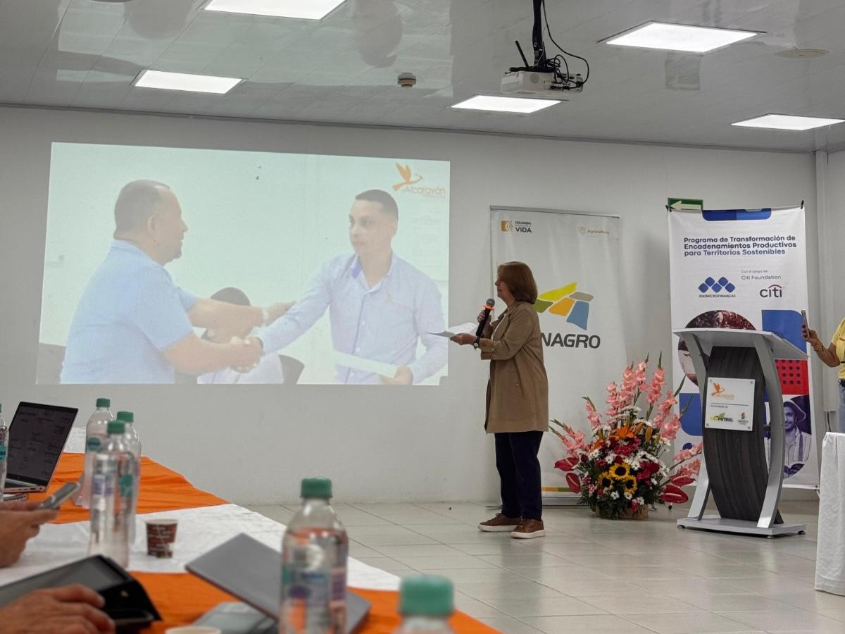 La directora de la #URF, <a href="/monica_higuerag/">Mónica Higuera Garzón</a>, participa en la jornada "Cosechando Sostenibilidad" de la Fundación <a href="/Citi/">Citi</a>, para conocer experiencias de transformación productiva y social, y dialogar sobre los desafíos y oportunidades del sector cacaotero en inclusión financiera.