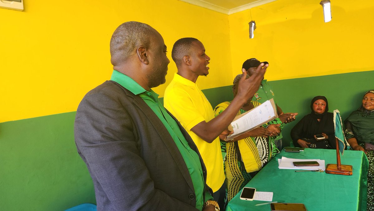 "Nimpongeze sana Mhe Kumbilamoto amekuwa Diwani wa kwanza kutekeleza maelekezo ya CCM Wilaya kuhakikisha analipa Bima Pikipiki za CCM katika Kata yake ya Vingunguti"
Juma Mizungu 
Mwenyekiti Uvccm Wilaya ya Ilala