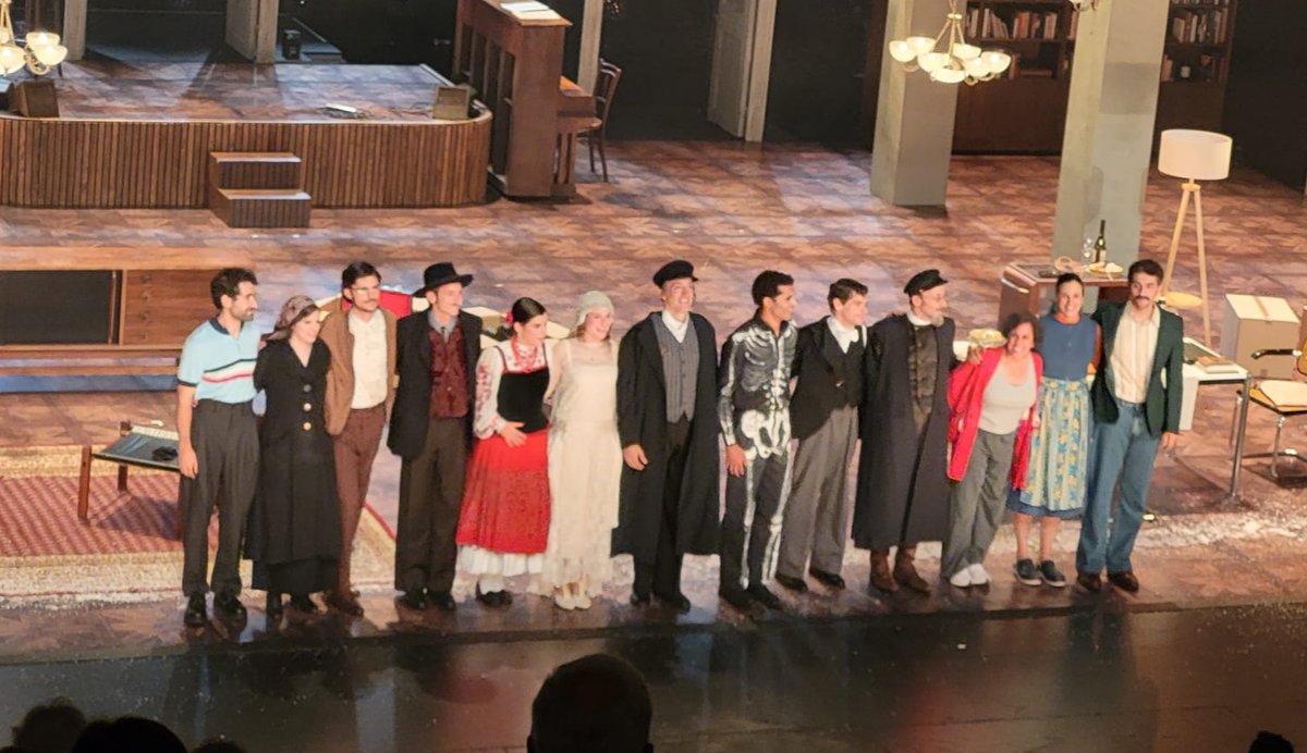 Acabem la temporada del club de lectura #llegirelteatre de la millor manera: sortida al <a href="/teatrenacional/">TNC</a> per veure 'La tercera fuga' de Victoria Szpunberg. Una obra que ens ha entusiasmat i emocionat. Si en teniu l'ocasió, aneu a veure-la!
#trobadadeclubs