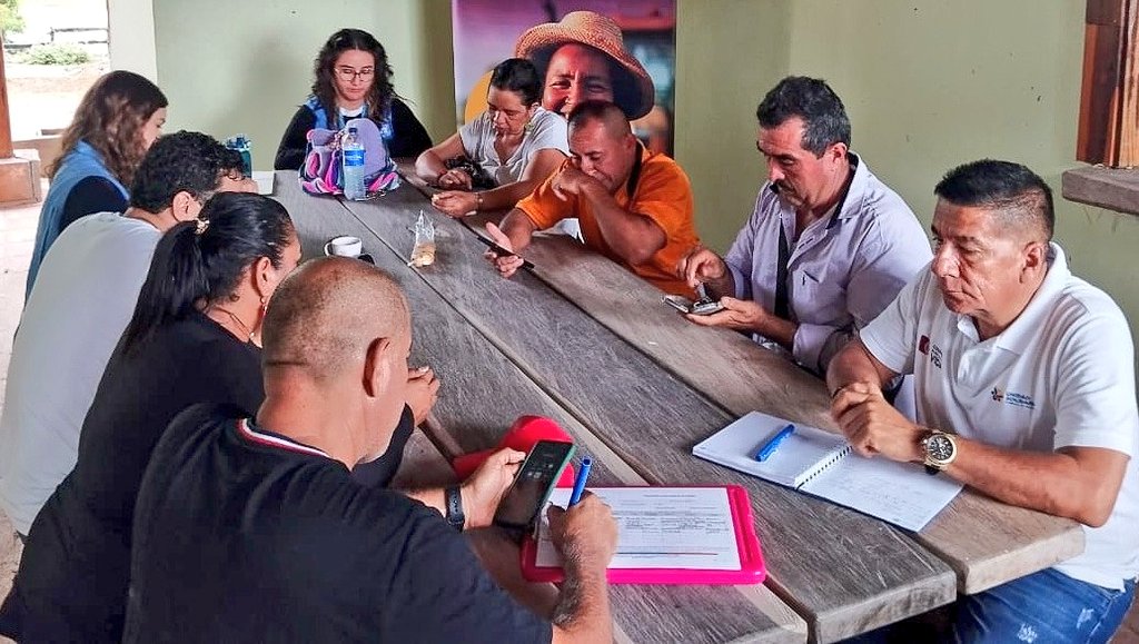 Unidad Solidaria (@usolidariaco) on Twitter photo #Tolima | En el predio Tavera del municipio de Venadillo, avanzamos con organizaciones firmantes en procesos apícolas y de formación con la <a href="/Uni_Tolima/">Universidad del Tolima</a>. Junto a <a href="/ARNColombia/">Agencia para la Reincorporación y la Normalización</a>, <a href="/SENAComunica/">SENA</a> y otras entidades, articulamos acciones para fortalecer el desarrollo rural y la paz. #Tolima | En el predio Tavera del municipio de Venadillo, avanzamos con organizaciones firmantes en procesos apícolas y de formación con la <a href="/Uni_Tolima/">Universidad del Tolima</a>. Junto a <a href="/ARNColombia/">Agencia para la Reincorporación y la Normalización</a>, <a href="/SENAComunica/">SENA</a> y otras entidades, articulamos acciones para fortalecer el desarrollo rural y la paz.
