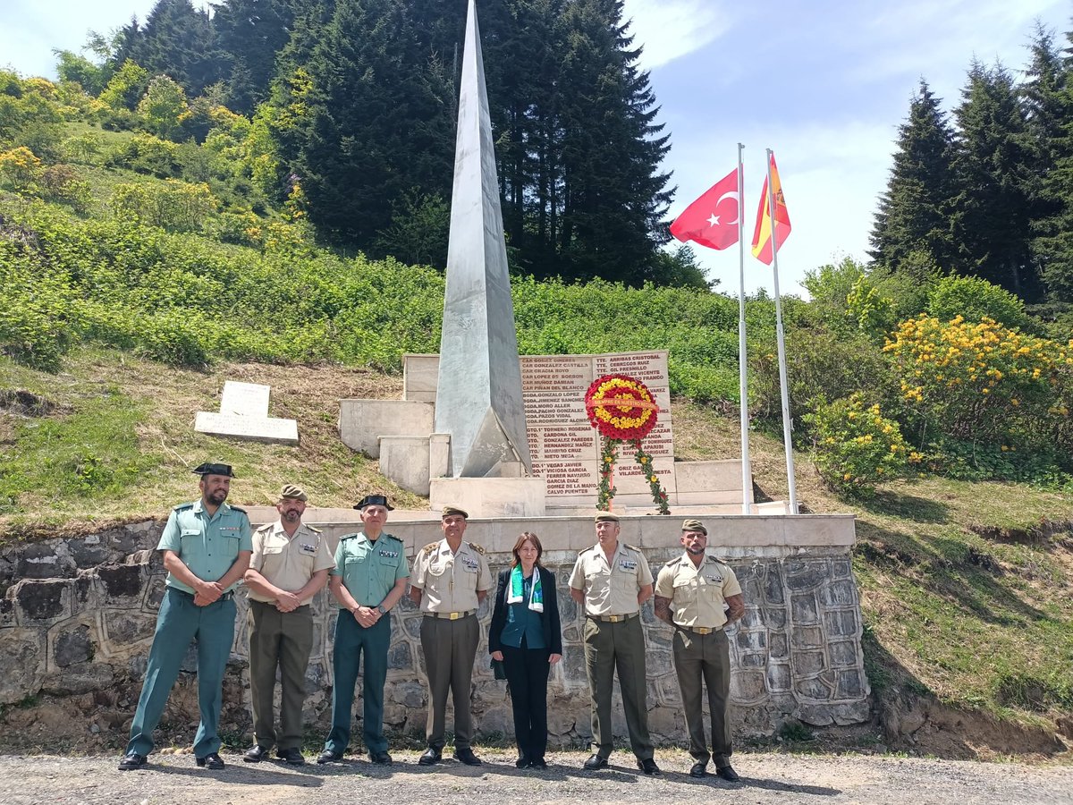 EmbEspTurquia's tweet photo. Hoy en el 22 aniversario de su muerte, España y Turquía han rendido homenaje a los 62 militares españoles fallecidos cuando regresaban en el Yak 42 a nuestro país tras su misión en Afganistán. Su muerte nunca tendría que haber ocurrido.Siempre en nuestra memoria.Descansen en paz. https://t.co/ZxtuK9nYKa