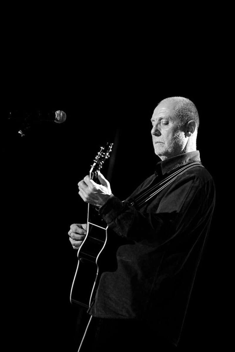 #ilhanşeşen Mekanın Cennet olsun. 
Yıldızlar birer birer kayıp gidiyor.