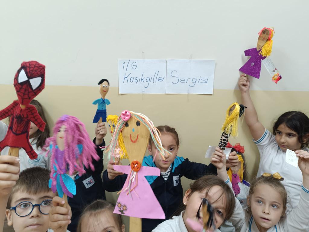 1/G Sınıfı öğrencilerinin, el emeği göz nuru emekleriyle yaptığı kaşık bebeklerden oluşan 1/G KAŞIKGİLLER Sergimiz okulumuz öğretmenleri ve öğrencileri tarafından beğeni ile gezildi.