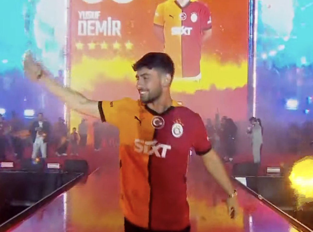 Dün bu işi bir tek yusuf demir akıl etti.. Flaşı açın dedi taraftara ama ne dj ne taraftar onun dilinden anlamadı..Aferin çocuk 4-5 yıla büyük olacaksın