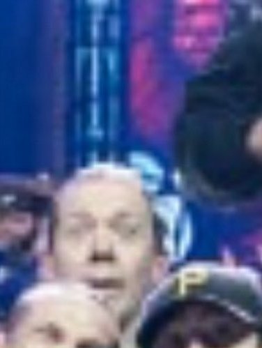 tobiasynnerx's tweet image. caught Tobias in 2 pixels flat on the tour thank-you pics.