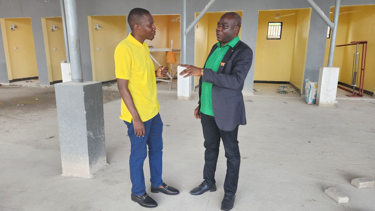 Meya wa Jiji la Dar es salaam Mhe Kumbilamoto (kulia) akimuelezea Mwenyekiti Uvccm Wilaya ya Ilala ndugu Juma Mizungu (kushoto) mradi Mkubwa wa Maduka ya Nyama Choma ya KUMBILAMOTO yalijengwa Vingunguti, Maduka hayo tayari yamezinduliwa na Waziri wa TAMISEMI Mhe Mchengerwa.