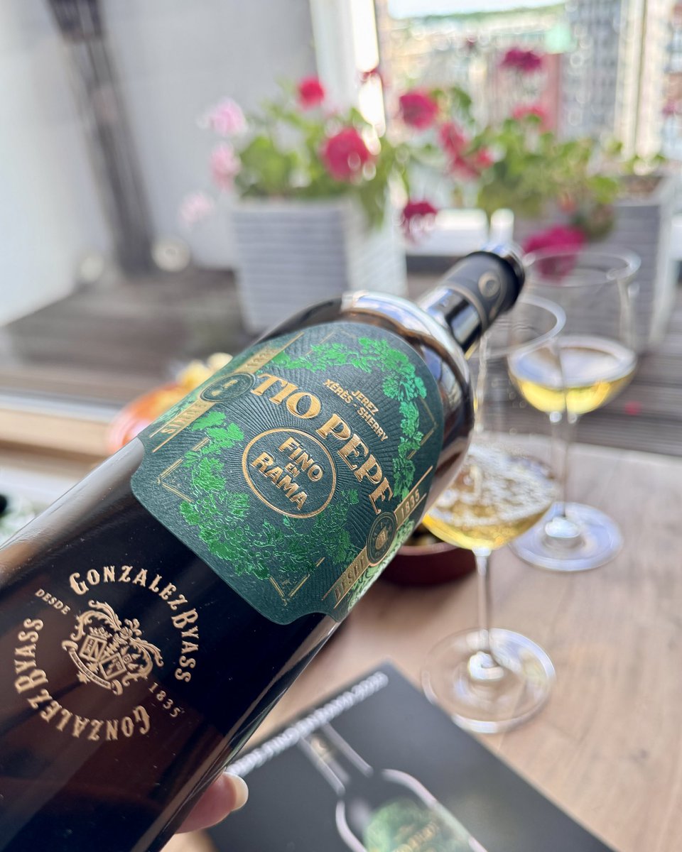 Just opened the 2025 Tío Pepe En Rama and… it’s 🔥
Raw, salty, pure Jerez magic—no filter, just flor and flavour. One of the best Finos I’ve had! 🌿🍷

Keeping it classic with olives, roasted nuts, and crisps—the ultimate En Rama snack trio. 😋🥂

#TioPepe #EnRama #FinoLover