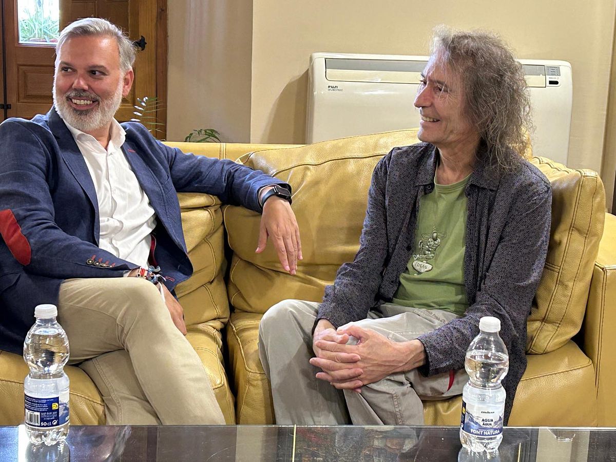Juan Carlos Ramos (@juancaraes) on Twitter photo Robe ha reaparecido hoy públicamente por primera vez tras la cancelación del final de gira en un encuentro con Fernando Pizarro, alcalde de Plasencia, para hablar de los espacios que le quieren dedicar en la ciudad. Foto: <a href="/Ayto_Plasencia/">Ayto. de Plasencia</a> Robe ha reaparecido hoy públicamente por primera vez tras la cancelación del final de gira en un encuentro con Fernando Pizarro, alcalde de Plasencia, para hablar de los espacios que le quieren dedicar en la ciudad. Foto: <a href="/Ayto_Plasencia/">Ayto. de Plasencia</a>