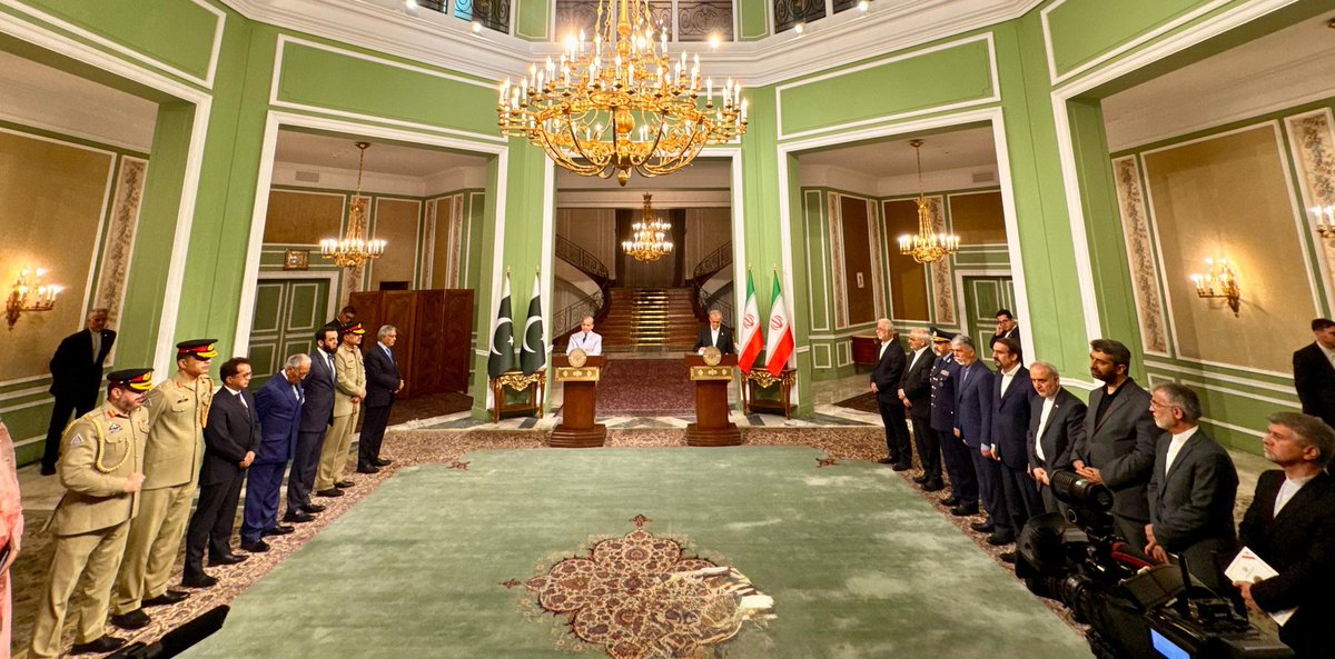 warsurv's tweet photo. Iranian President Dr. Masoud Pezeshkian and Pakistani Prime Minister Muhammad Shehbaz Sharif delivered a joint press statement following high-level delegation talks at Sa'dabad Palace in Tehran.

#Iran #Pakistan #Diplomacy #TehranTalks #RegionalCooperation https://t.co/EL8QwZEBPz