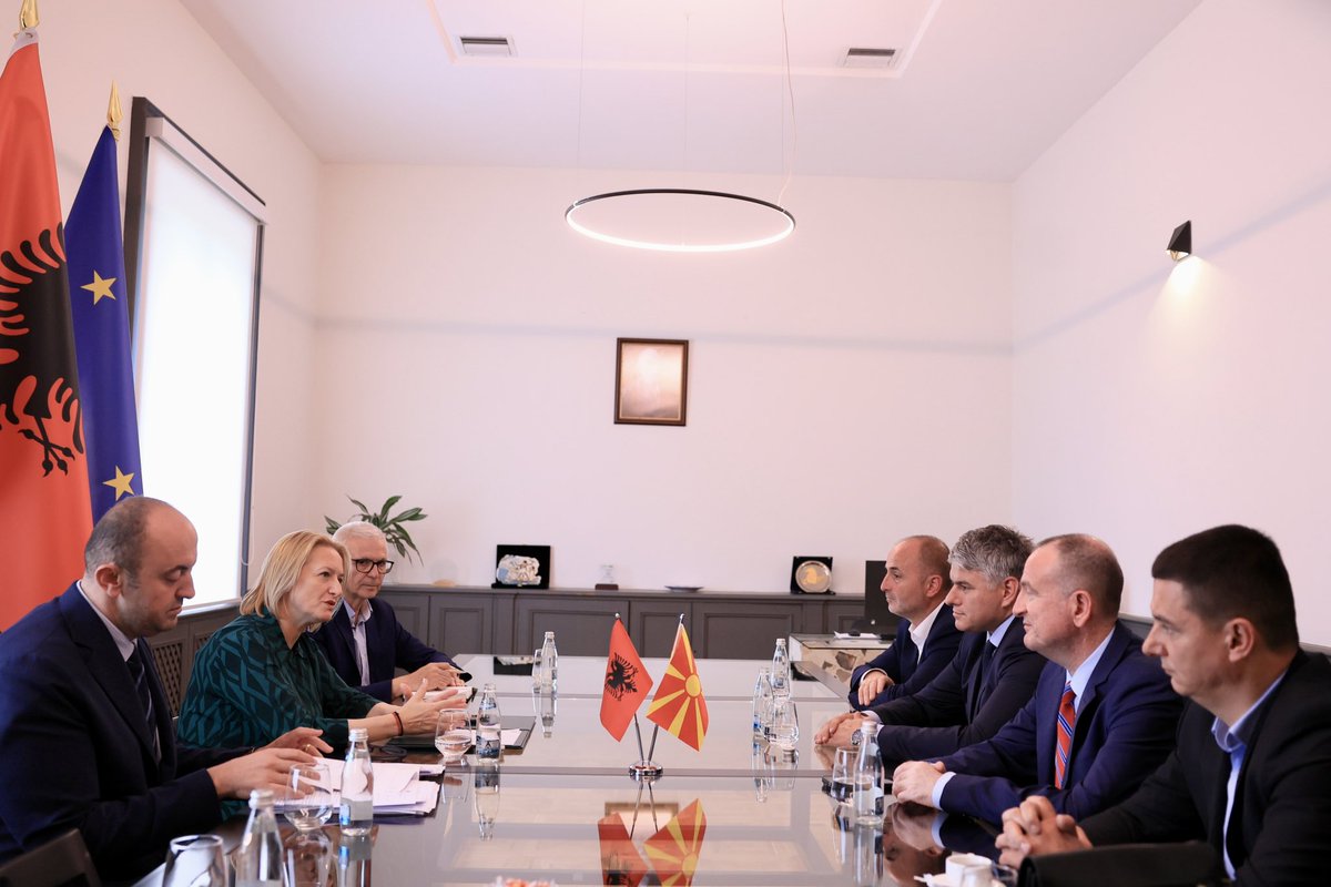 Kënaqësi të mirëprisja delegacionin nga Maqedonia e Veriut, me të cilët diskutuam për forcimin e bashkëpunimit ekonomik, nxitjen e lidhjeve biznes-më-biznes dhe lehtësimin e lëvizjes së lirë të mallrave në kuadër të CEFTA-s. 🤝🇦🇱🇲🇰

#MBZHR
#BujqësieQëndrueshme🌱