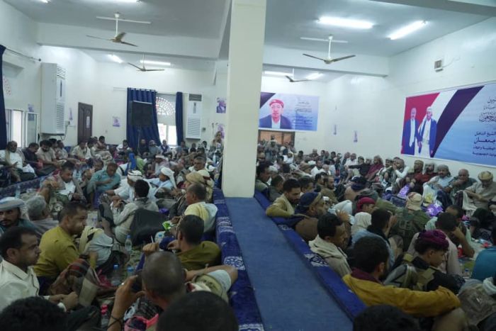 في مدينة المخا، وعلى شاطئ الكرامة، أقيم مجلس عزاء مهيب للشيخ المناضل ناجي جمعان، بحضور وطني وقبلي وسياسي واسع من مختلف مناطق اليمن. كان المشهد أكبر من عزاء، كان بيعةً جديدة لثورة ديسمبر، وموقفًا واضحًا ضد المشروع الحوثي الإيراني. #وداع_شيخ_ورفض_مليشيا