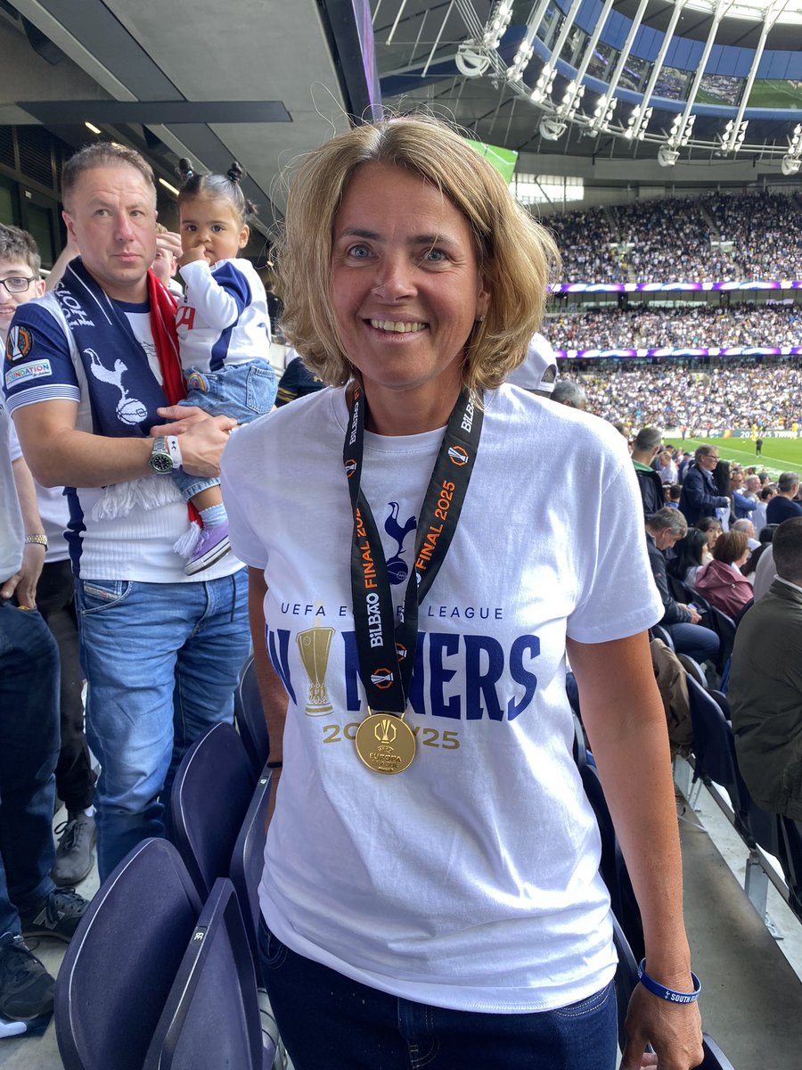 loucooper8's tweet photo. Never had a week like this as a Spurs supporter. Wednesday game. Friday parade. Sunday Solanke’s medal and Big Ange pulls along side for a chat on route to WHL. Love my club. See you in August 🤍🤍🤍🤍 https://t.co/QGiREVmzH7