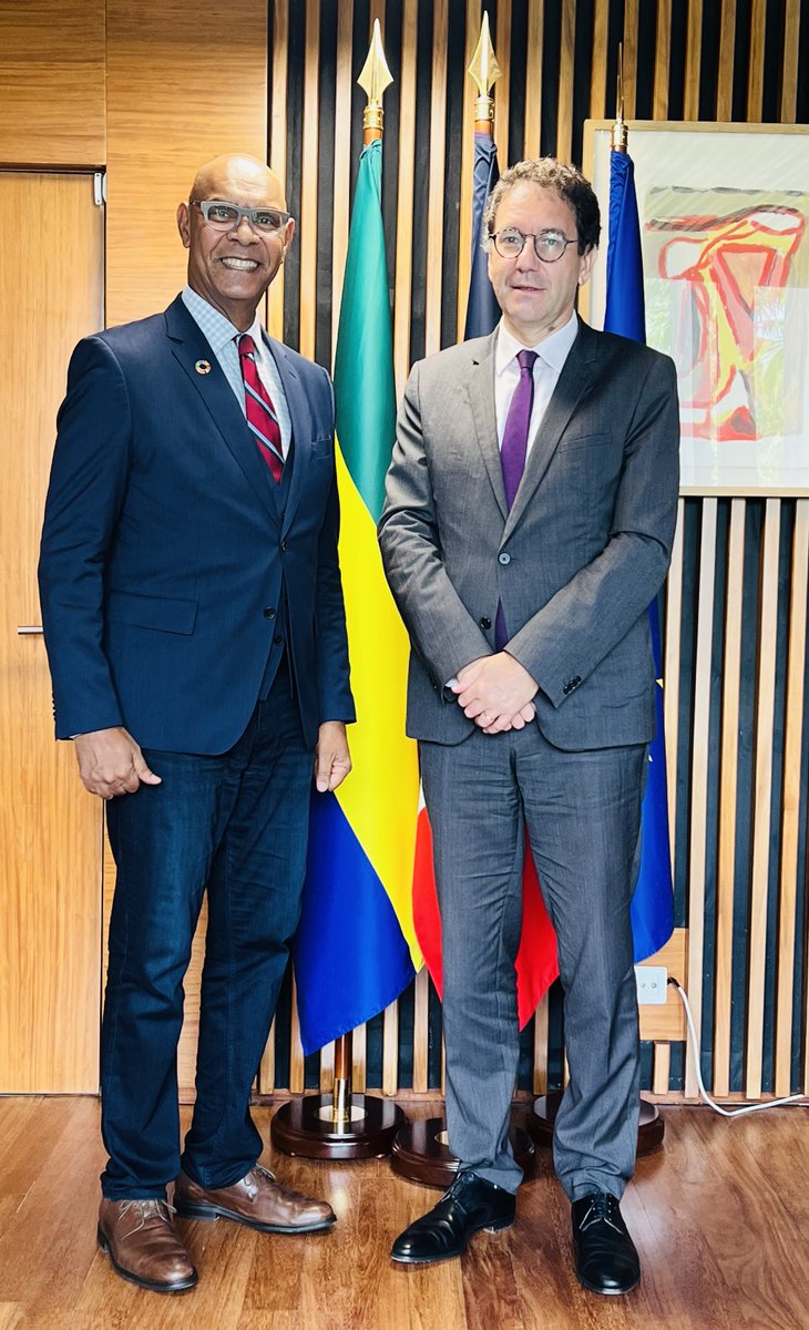Rencontre enrichissante avec S.E. Fabrice Mauries 🇫🇷.
Échanges sur la coordination des interventions SSR/VBG, le rôle de <a href="/UNFPA/">UNFPA</a> comme SR du Fonds mondial et chef de file du projet #4H. Plaidoyer pour le projet pilote de cantines scolaires au sein des infrastructures du PISE2