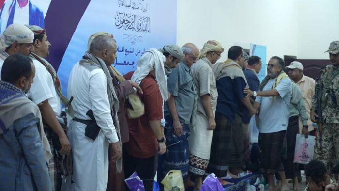 جاءت الوفود من كل مكان، رجال الدولة والمشايخ والوجهاء وأحرار اليمن، ليرفعوا راية الوفاء لشيخٍ عاش عظيمًا ومات واقفًا. ناجي جمعان لم يكن شيخ قبيلة فقط، بل أحد أعمدة ديسمبر، ورمزًا وطنيًا كسَر هيبة الكهنوت بصموده. #وداع_شيخ_ورفض_مليشيا