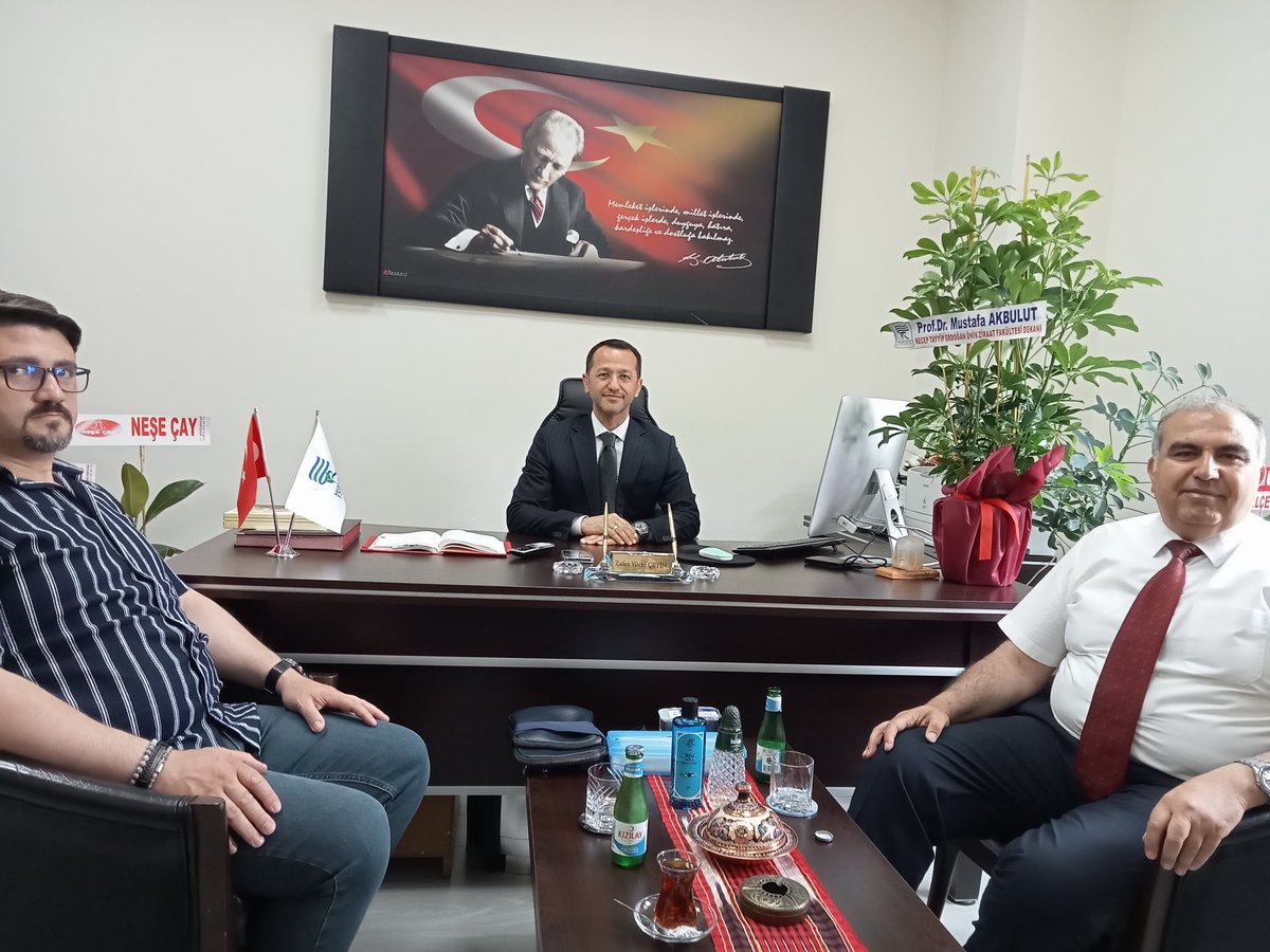 Eğitim Fakültesi Sekreteri olarak atanan değerli Zafer Yücel Çetin'i ziyaret ettik. Misafirperverliği için teşekkür ederiz. Hayırlı olsun