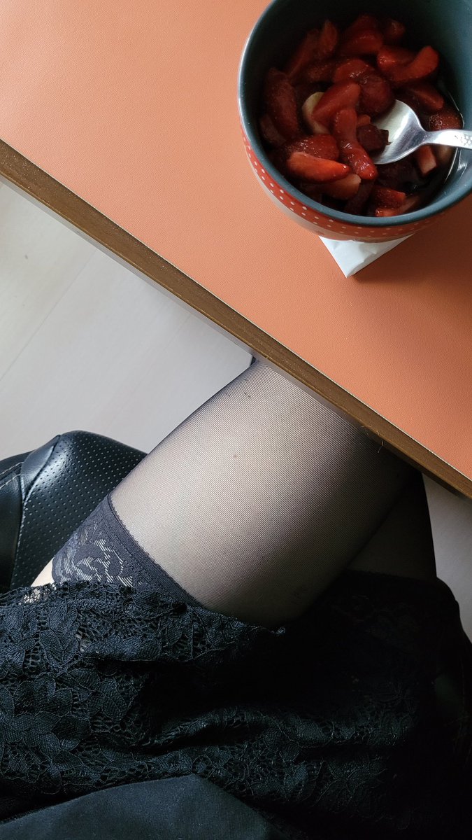 Les fraises ou mes jambes ? 🍓🖤