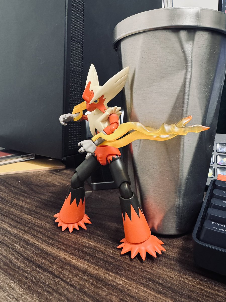 「Drew the mega Blaziken on my table 」|笑脸镜头のイラスト
