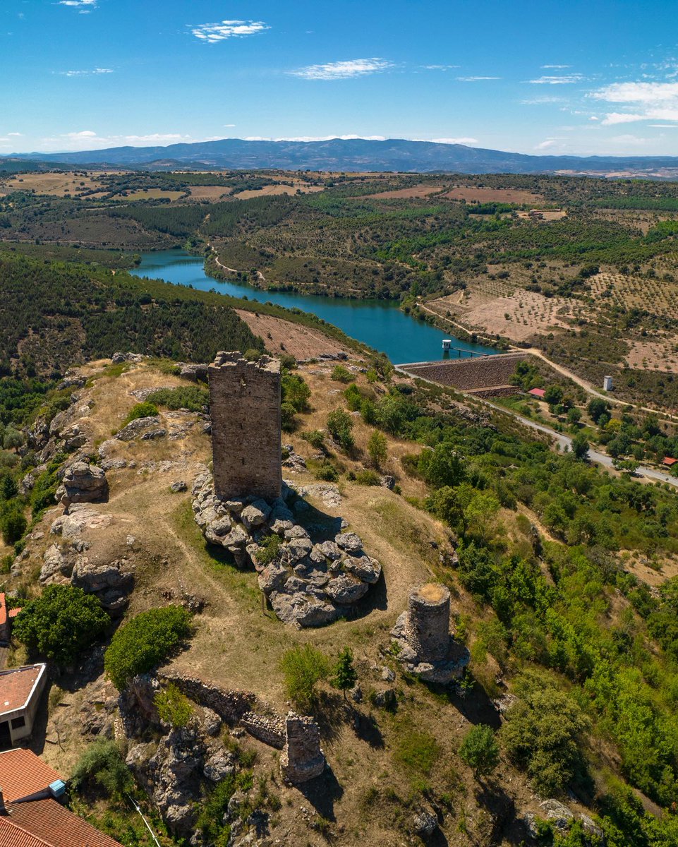 Step back in time at the Castelo de Penas Roias, just 1 hour by car from Bragança. 🏰

Located in Trás-os-Montes, a region famed for its picturesque landscapes and strong cultural roots, the castle offers both history and beauty in one place.

📸: IG @ telmo098