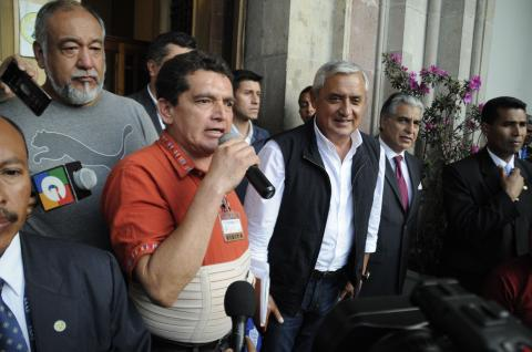 Factor4_GT's tweet photo. #Factor4TeExplica | Joviel Acevedo es el líder eterno del #STEG, un sindicalista que ha sabido sacar ventaja para lograr tener de su parte a varios expresidentes cuando estos estaban en el poder. #Pérez, #Morales y #Giammattei. Ahora se enfrenta al gobierno de #Arévalo, ¿Quiénes están detrás de la movilización del #STEG?