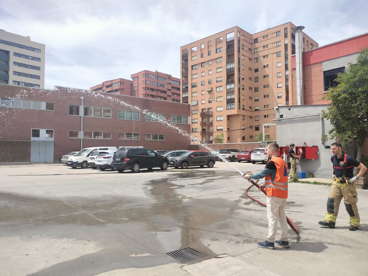IES Ramón y Cajal VA (@iesramonycajalv) on Twitter photo Visitamos <a href="/BomberosVLL/">BomberosVLL</a> con #FP de Laboratorio de Análisis y Control de Calidad.Maravillosa mañana guiados por Álvaro y Víctor,profesionales de 10 que con explicaciones técnicas y precisas nos han enseñado a utilizar adecuadamente extintores.¡Cerraremos la puerta al fuego! GRACIas Visitamos <a href="/BomberosVLL/">BomberosVLL</a> con #FP de Laboratorio de Análisis y Control de Calidad.Maravillosa mañana guiados por Álvaro y Víctor,profesionales de 10 que con explicaciones técnicas y precisas nos han enseñado a utilizar adecuadamente extintores.¡Cerraremos la puerta al fuego! GRACIas
