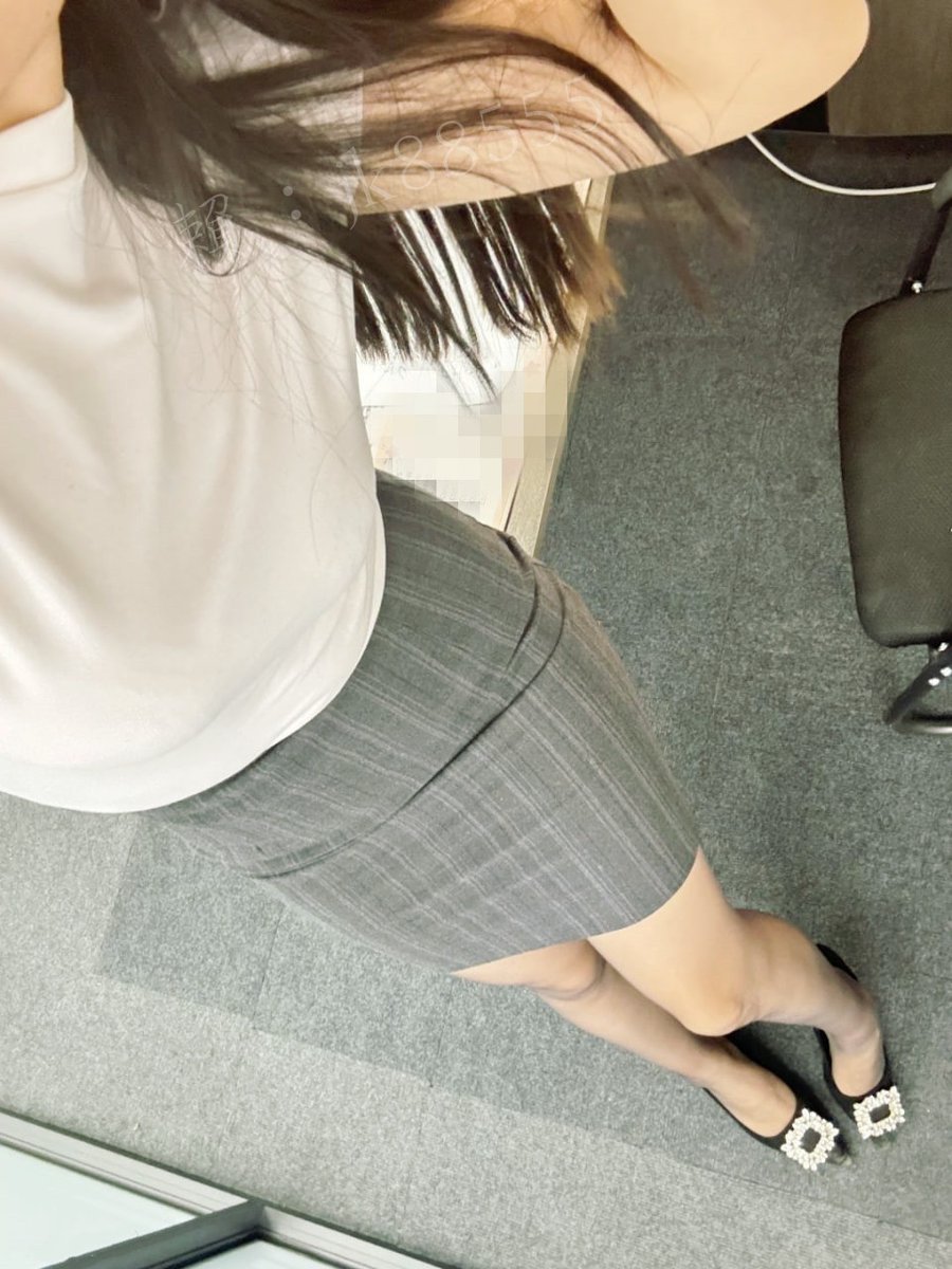 老闆又來視察工作了  
裙子底下的秘密  
應該不會有人發現吧😘
#黑絲秘書 https://t.co/3auVhft8pd