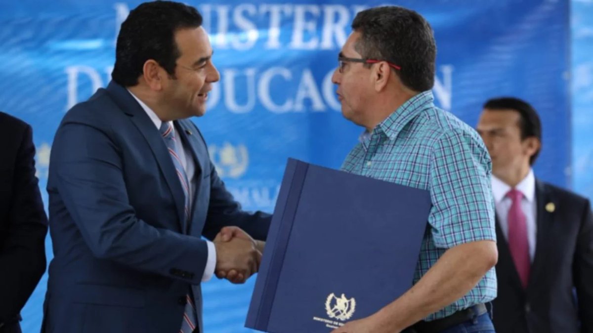Factor4_GT's tweet photo. #Factor4TeExplica | Joviel Acevedo es el líder eterno del #STEG, un sindicalista que ha sabido sacar ventaja para lograr tener de su parte a varios expresidentes cuando estos estaban en el poder. #Pérez, #Morales y #Giammattei. Ahora se enfrenta al gobierno de #Arévalo, ¿Quiénes están detrás de la movilización del #STEG?