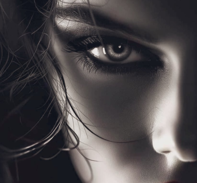 Hermosos ojos de alquimista que al mirarme me hace verso, al besarme poesía y al amarme arte con su firma de autor… tú mi poeta.

La Poeta.